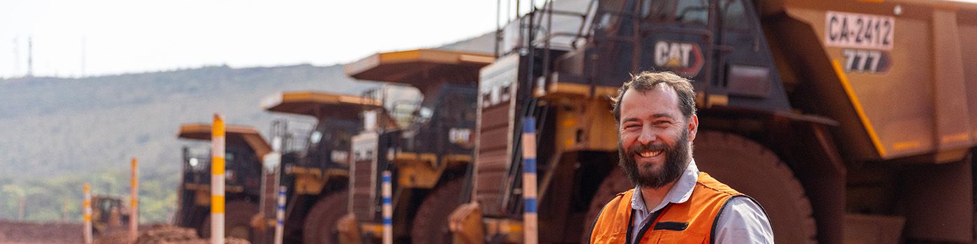 Excavadora de carga utilizando una herramienta perforadora en el lugar de trabajo