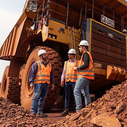 Dos clientes en el sitio de trabajo usando equipo de seguridad personal