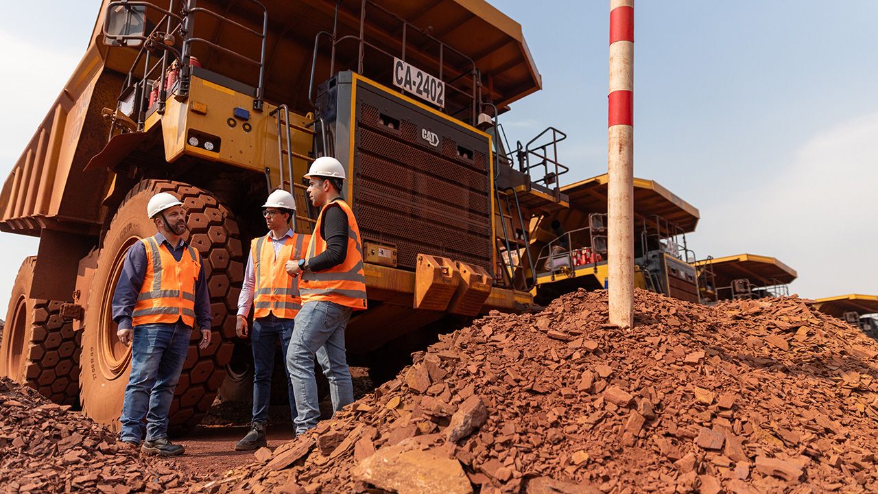 Cliente operando la excavadora en el sitio de trabajo