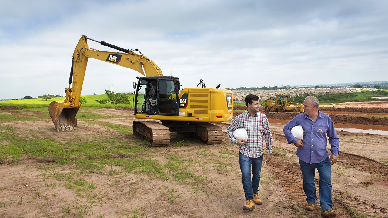Dos clientes en el lugar de trabajo con equipo de seguridad personal