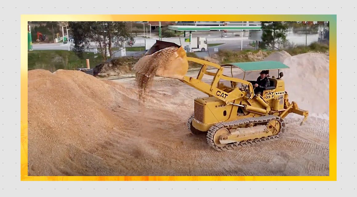 Working shot of Joaquim Braz in a 933 Dozer