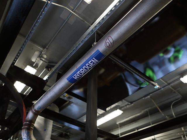 Hydrogen pipes in a generator installation