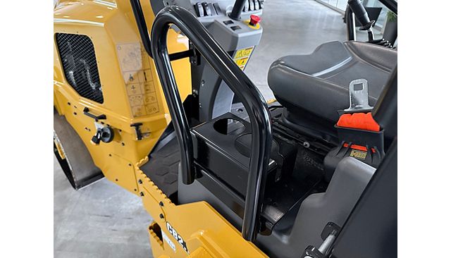 Steps, handrail and high visibility seatbelt on the Cat CC2.7 tandem roller.