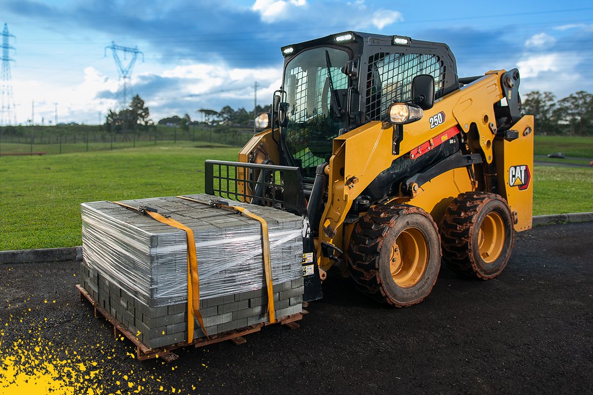 250 empujando grava hacia una pila