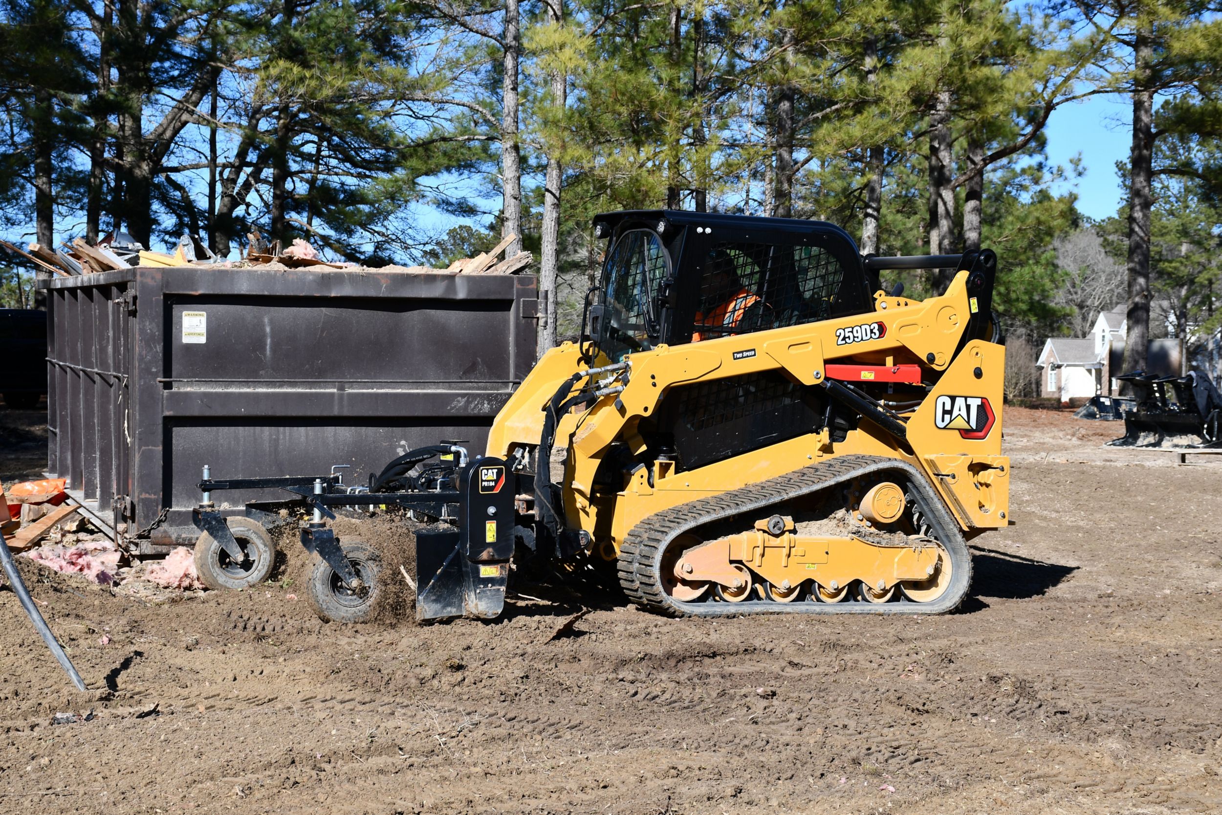 259D3 con accesorio de rastrillo hidráulico angular