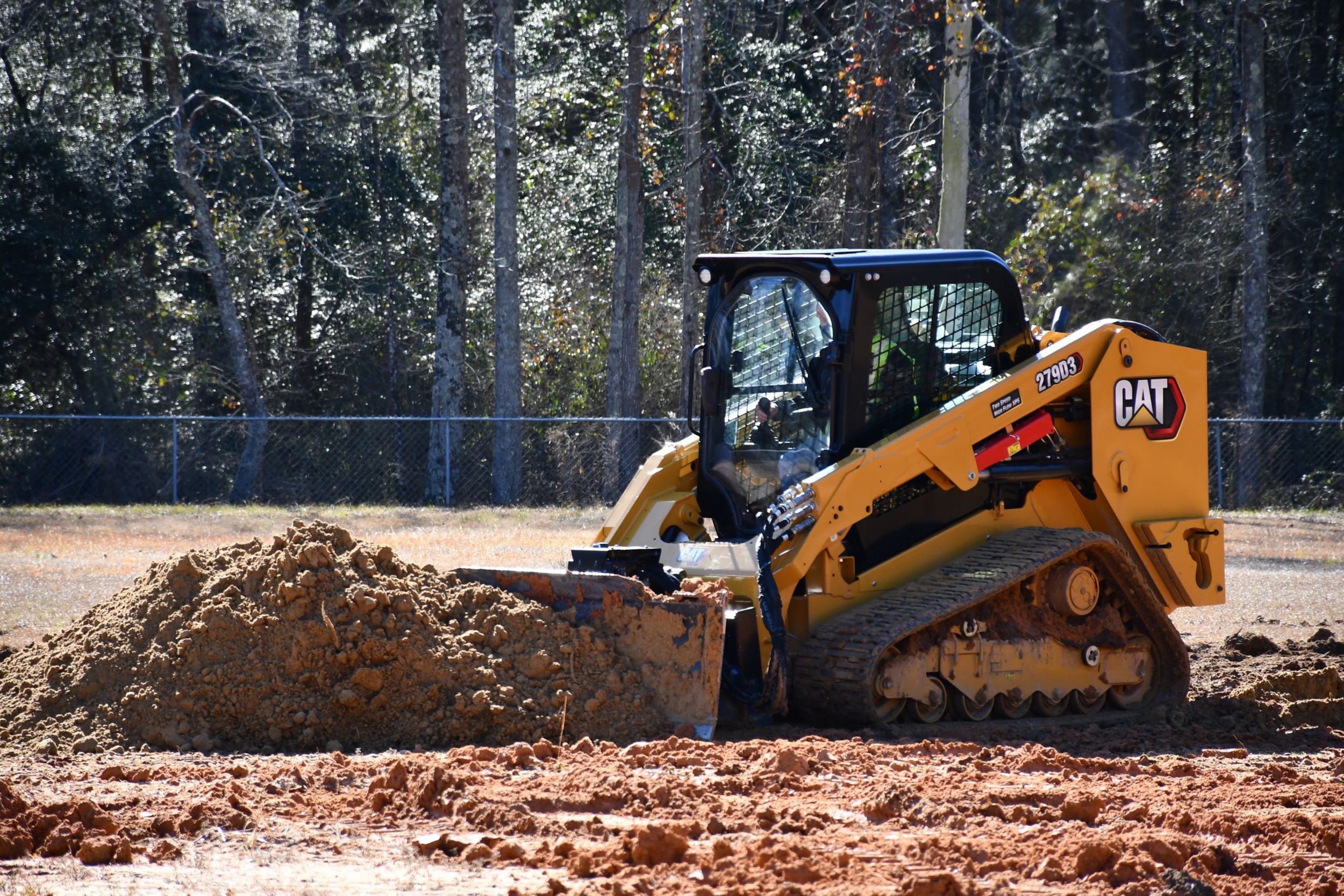 279D3 empujando un montón de tierra