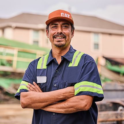 homme souriant à la caméra