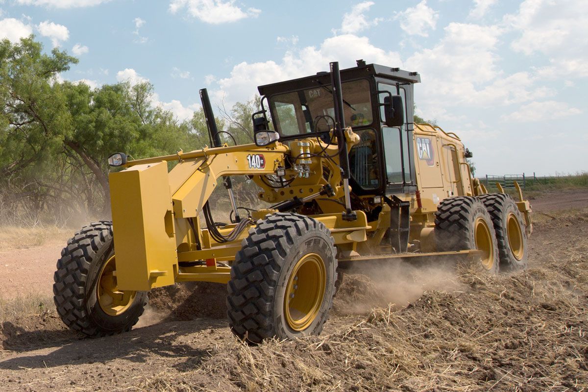 140 GC trabajando en campo de tierra