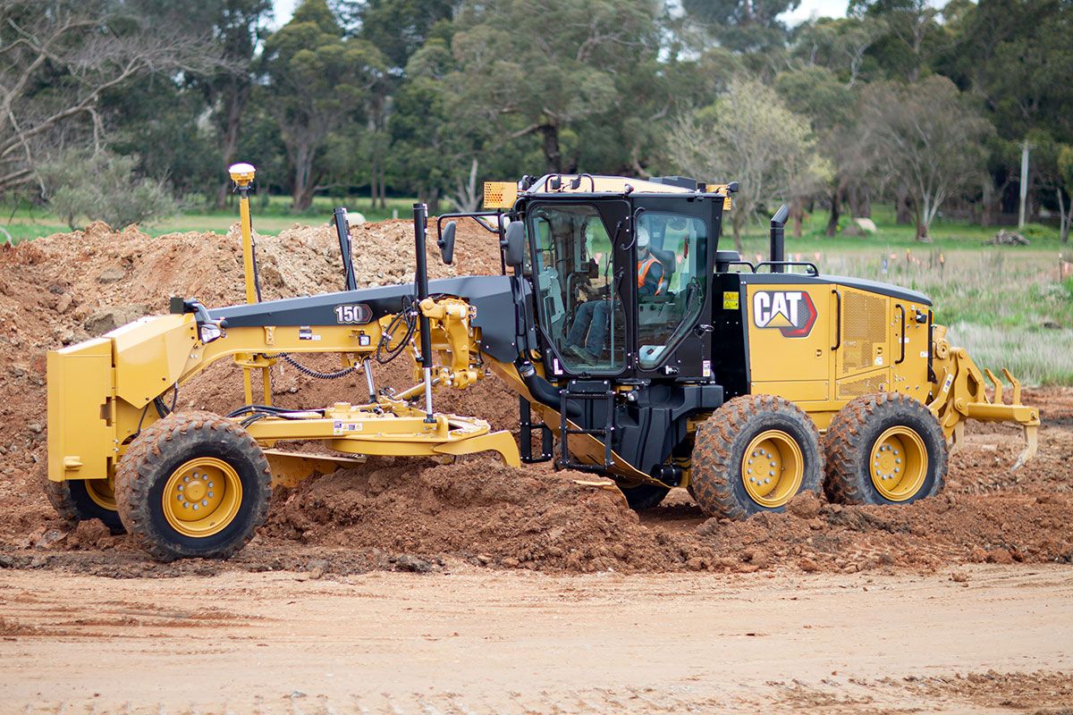 Motoniveladora 150 trabajando en tierra