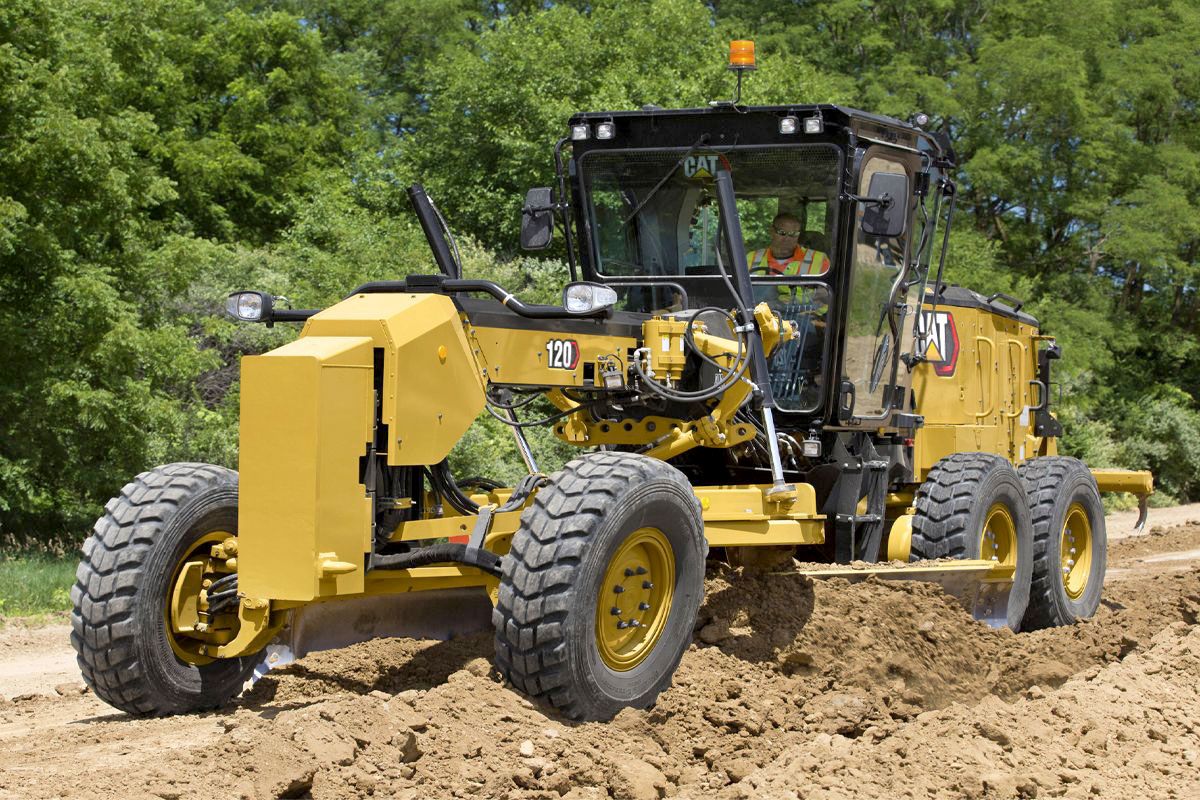 operador que conduce una motoniveladora de 120