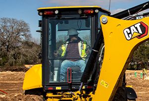 trabajador de la construcción en la cabina de una máquina