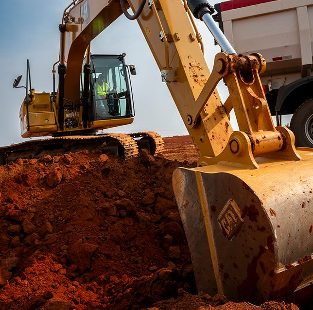 318 GC cavando em argila vermelha com um balde