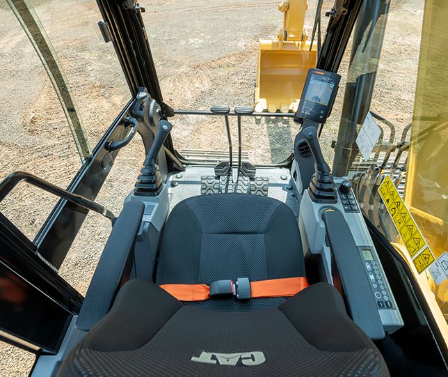 Dentro do cockpit operacional do 318 GC