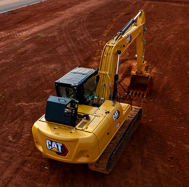 Vista aérea de escavadeira em solo vermelho