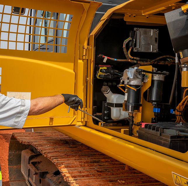 Homem inspecionando o 318 GC