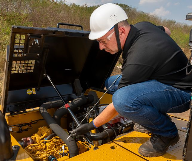Homem trocando óleo em 318 GC