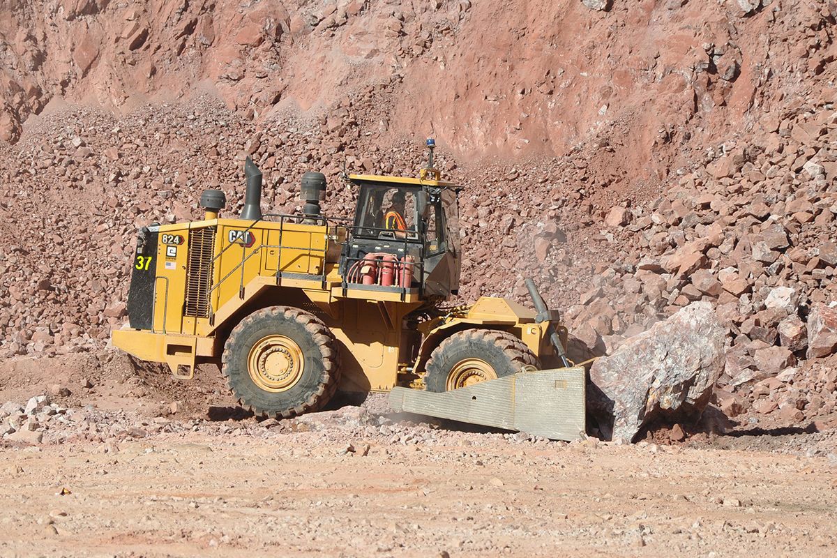 824 moviendo roca grande