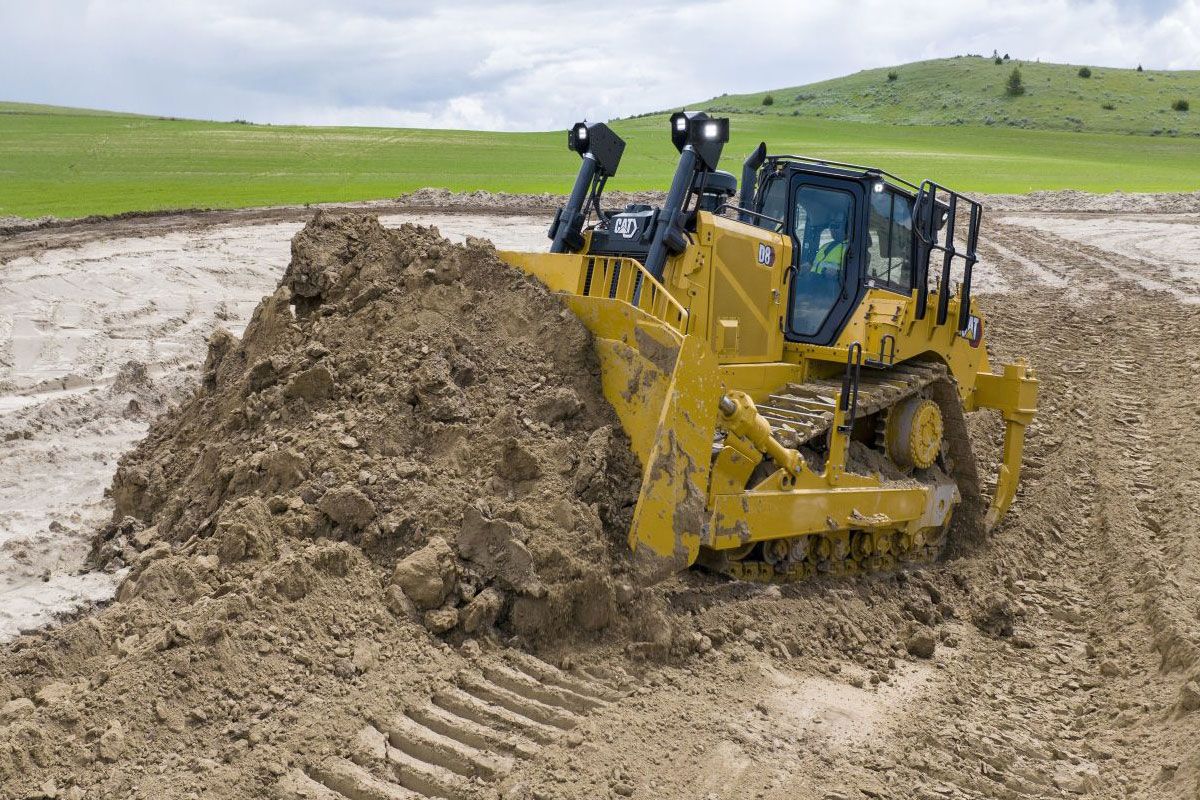 D8 subiendo un gran montículo de tierra