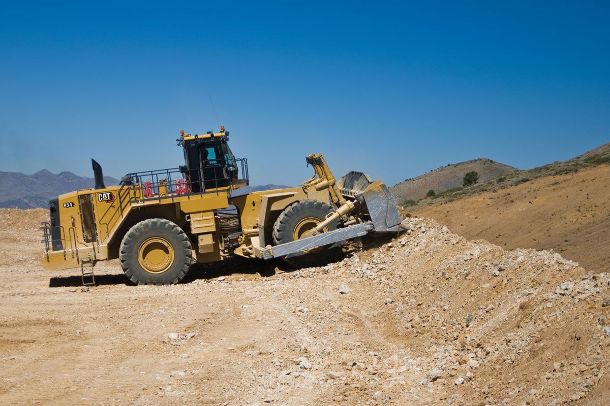 854 empujando un gran montón de tierra
