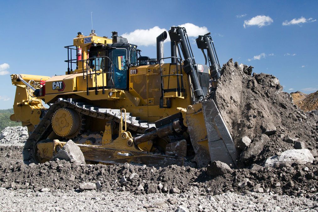 D11 empujando un montón de rocas grandes y grava