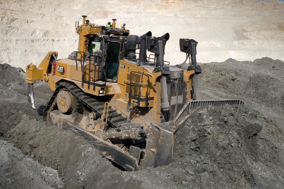 D10 empujando tierra en la cantera