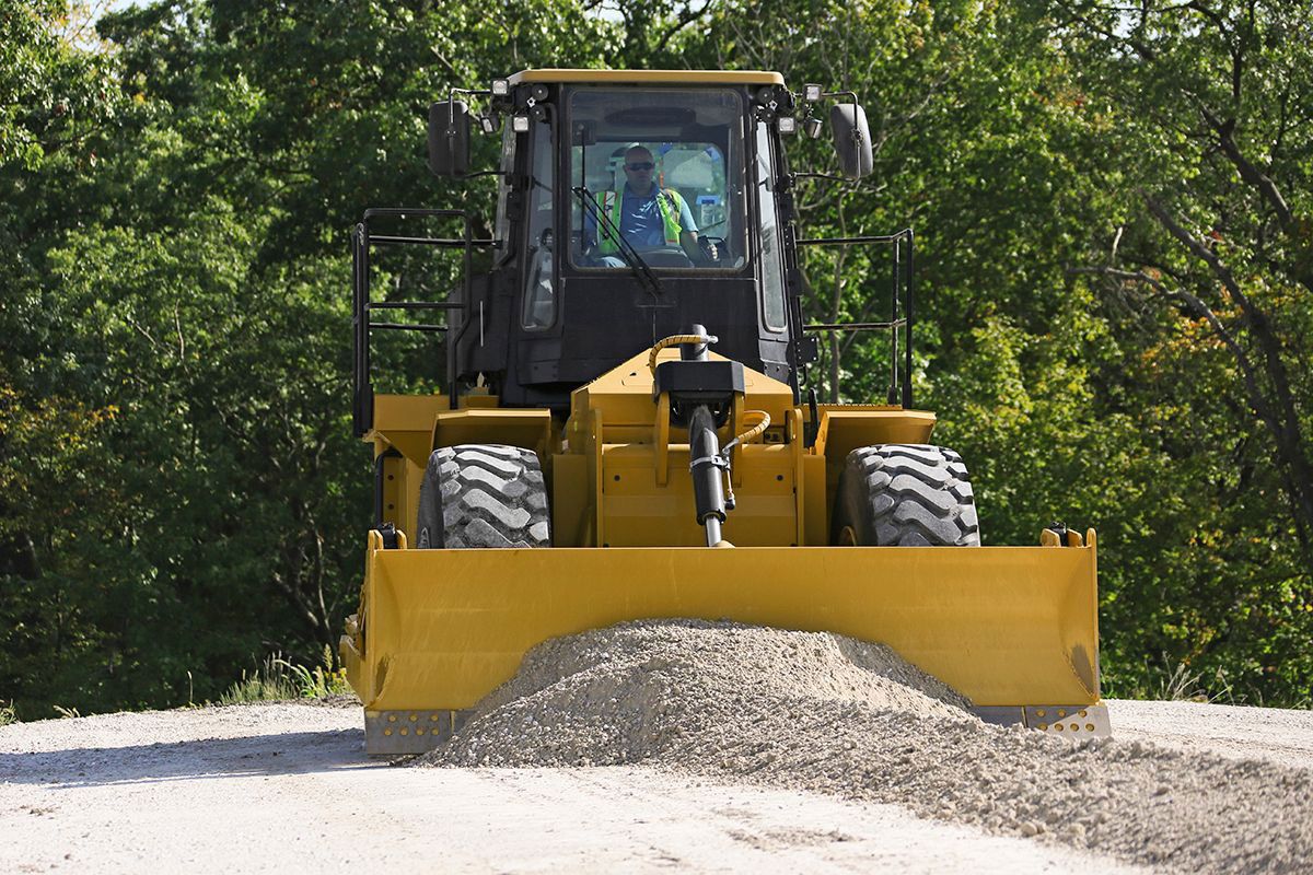814 moviendo una pequeña pila de grava