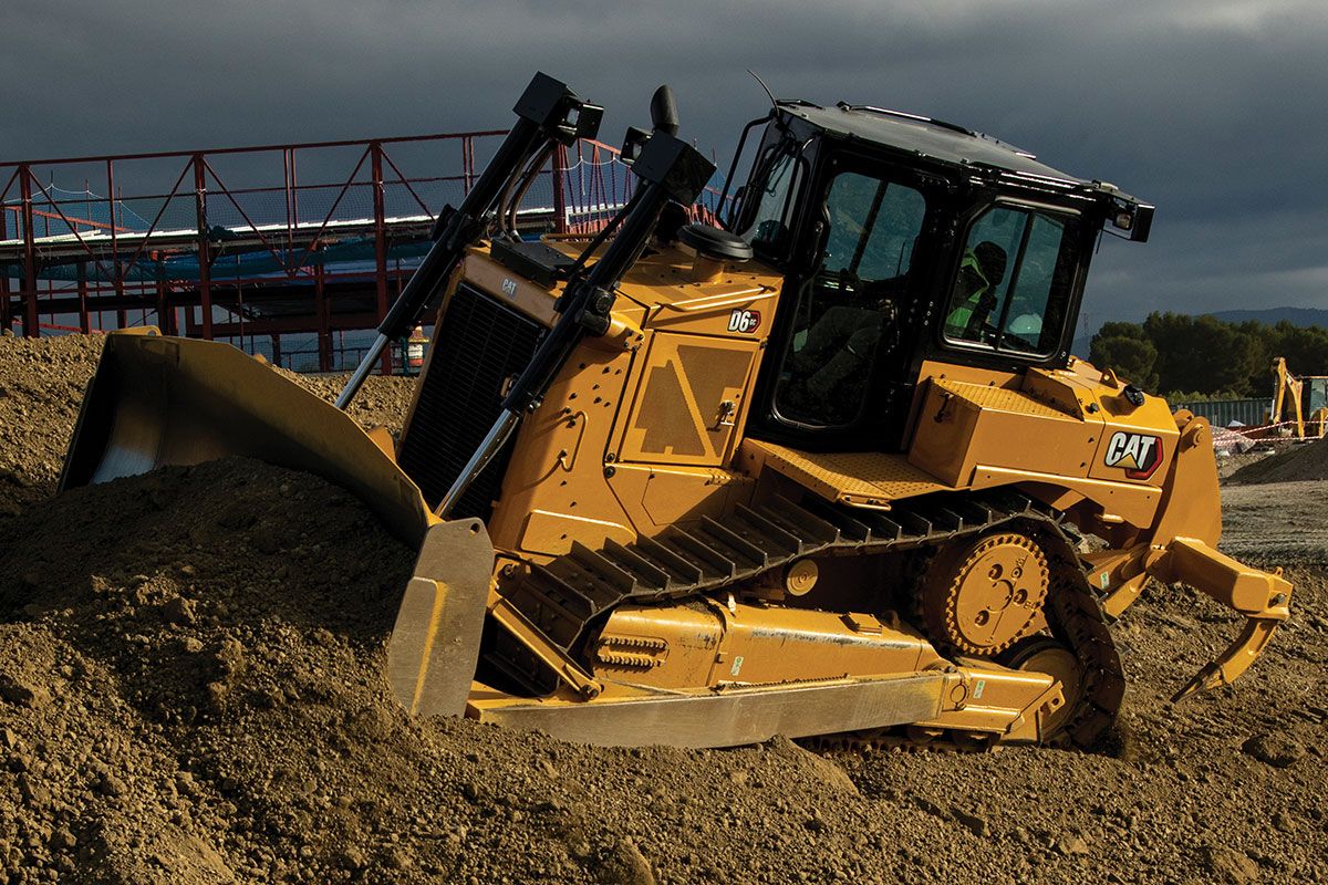 D6 GC moviendo un montón de tierra suelta