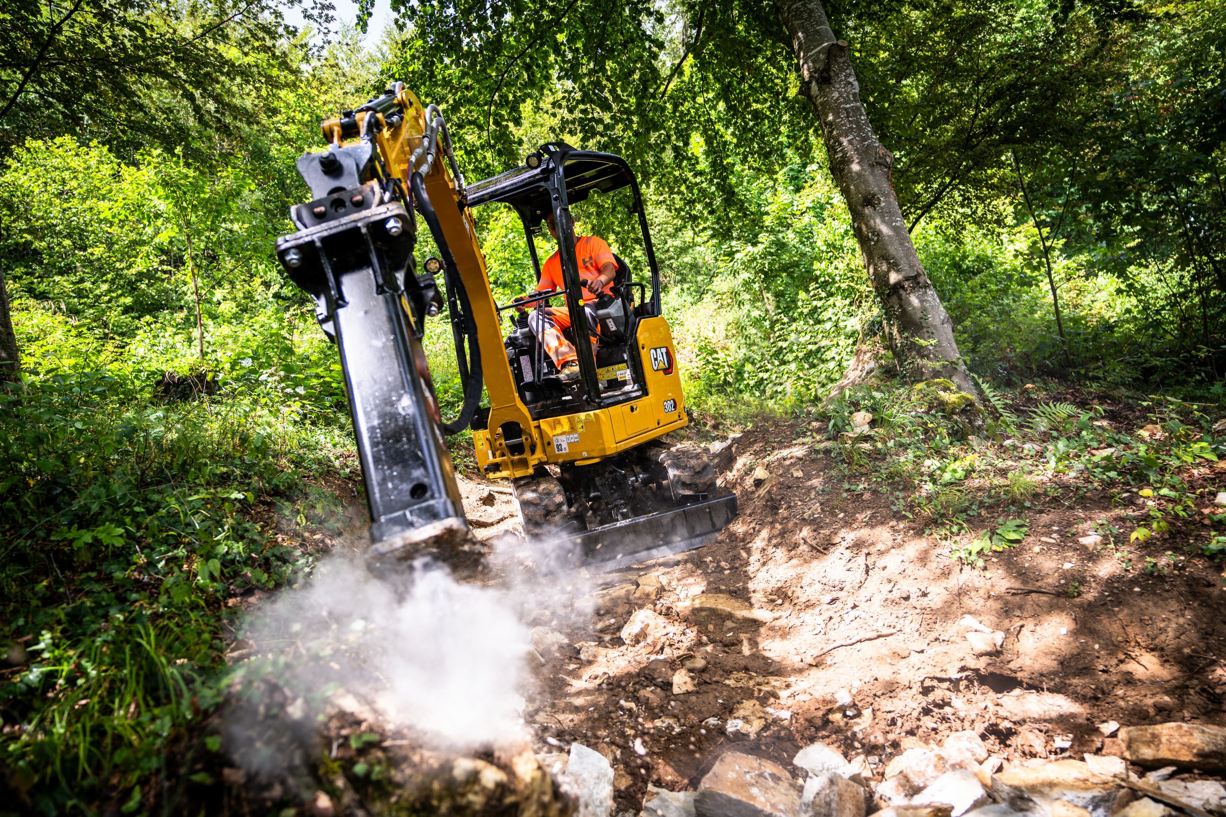 Cat® 302 CR Minibagger mit dem Cat B2S Hammer für größeres Gestein