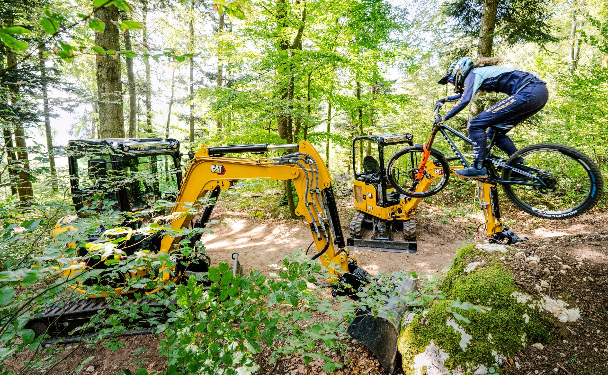 Pro Rider Camille Balanche mit Cat®-Minibaggern 302 CR und 302.7 CR.