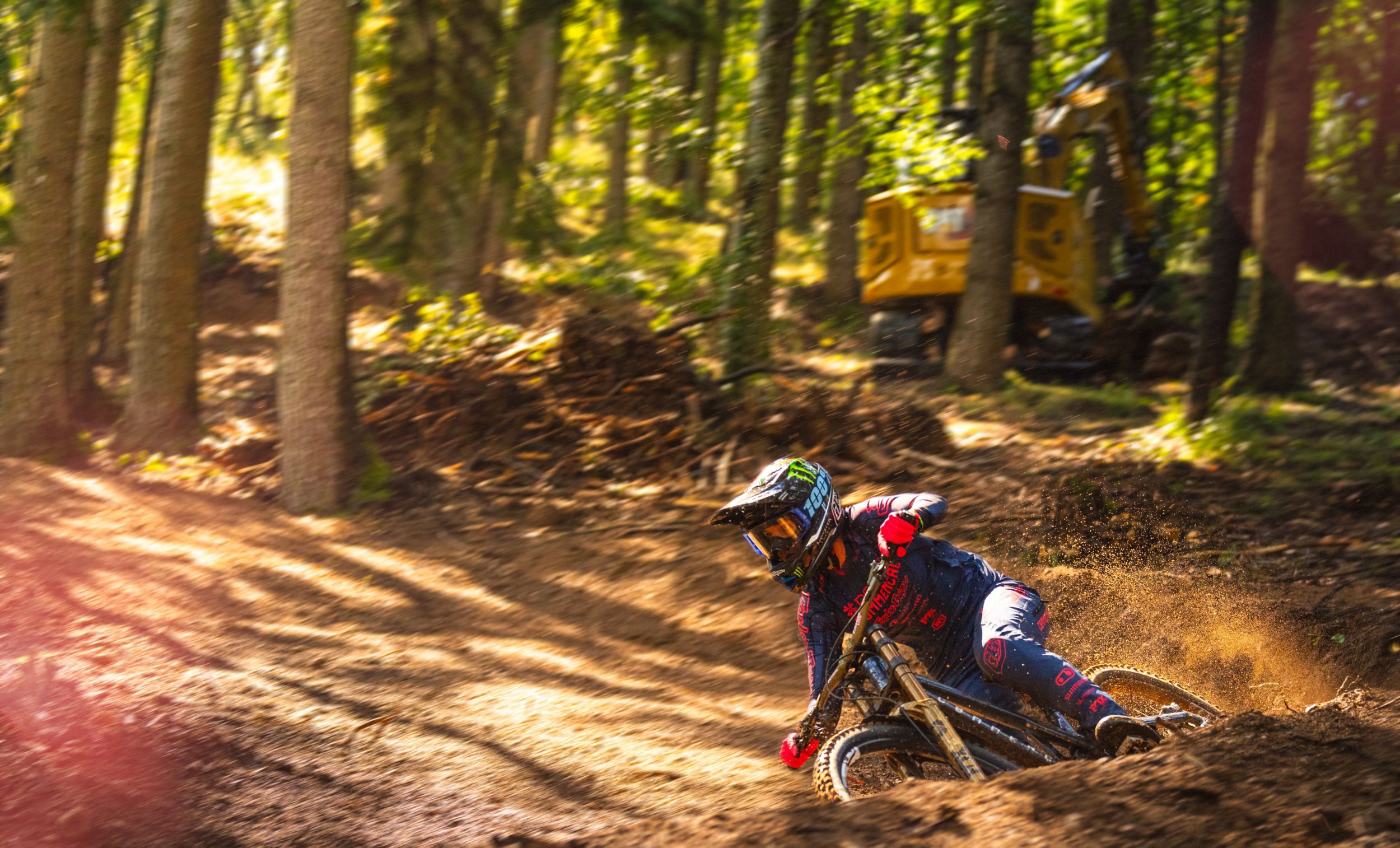 Camille Balanche auf der vom Cat 303.5 CR und einem Cat 306 Minibagger geschaffenen Spur