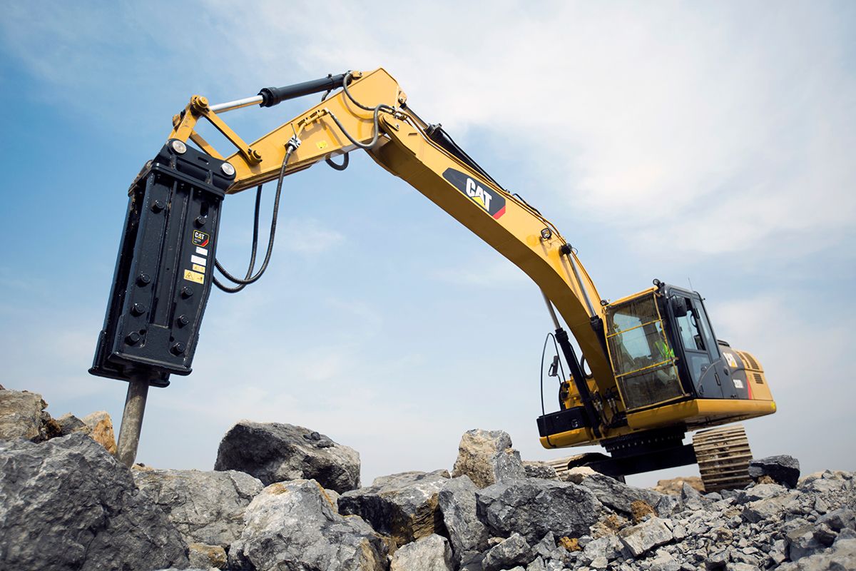Accesorio de martillo en una excavadora Cat