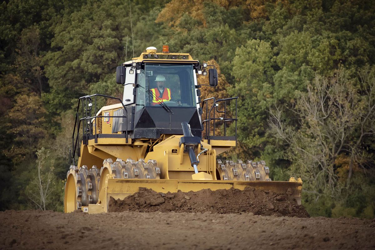 compactador de suelo arando el barro fuera del camino