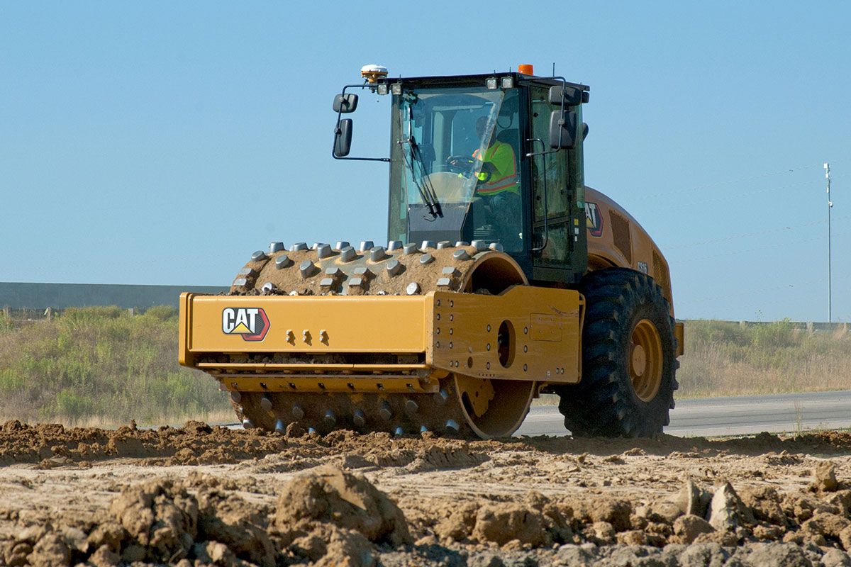 Una toma frontal de un compactador de suelo vibratorio Cat