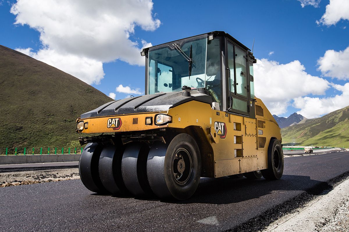 Rodillos neumáticos pasando sobre la carretera pavimentada