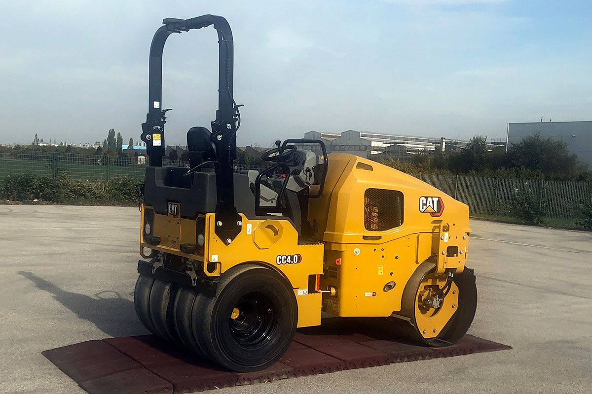 una foto de un compactador de servicios aparcado en un estacionamiento