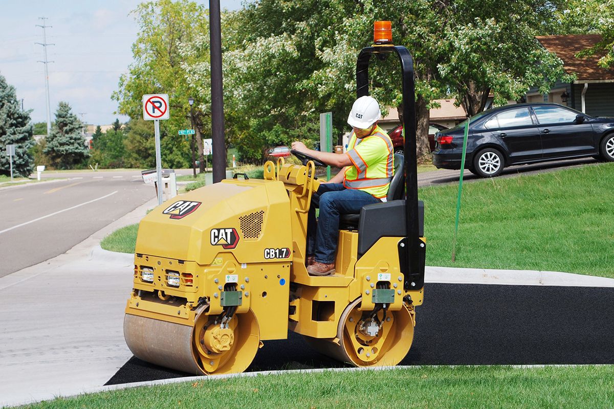 Compactador de servicios trabajando en una calle residencial