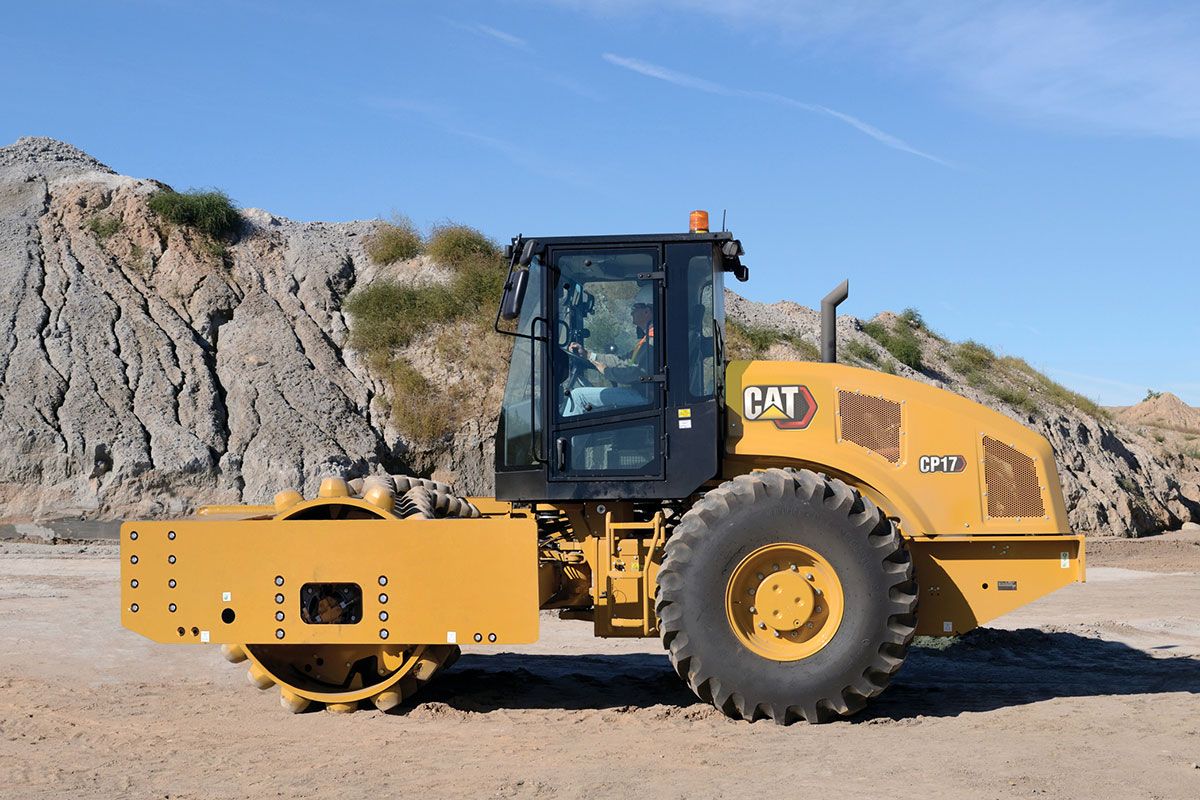 El compactador de suelo vibratorio Cat® CP17 trabajando en el desierto