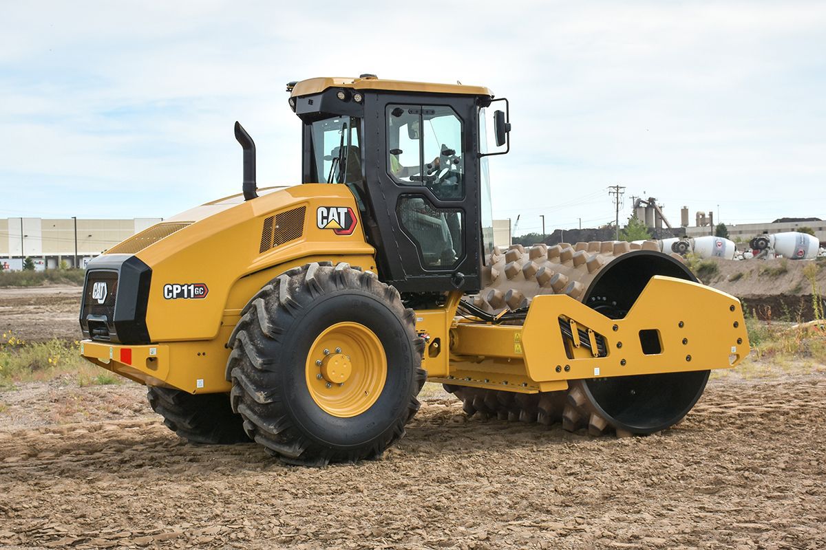 Una oruga CP11 GC trabajando en un sitio de construcción en la tierra.