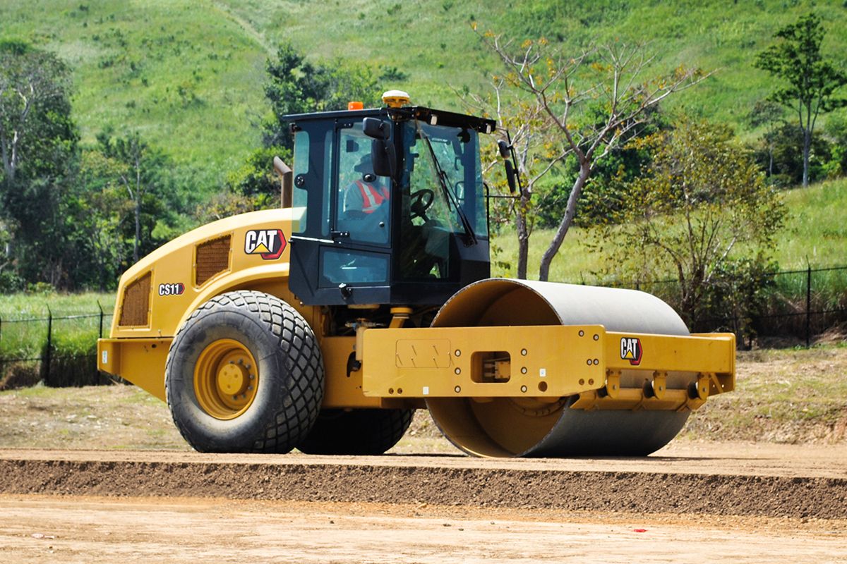 Compactador de suelo vibratorio Caterpillar CS11 en campo de tierra