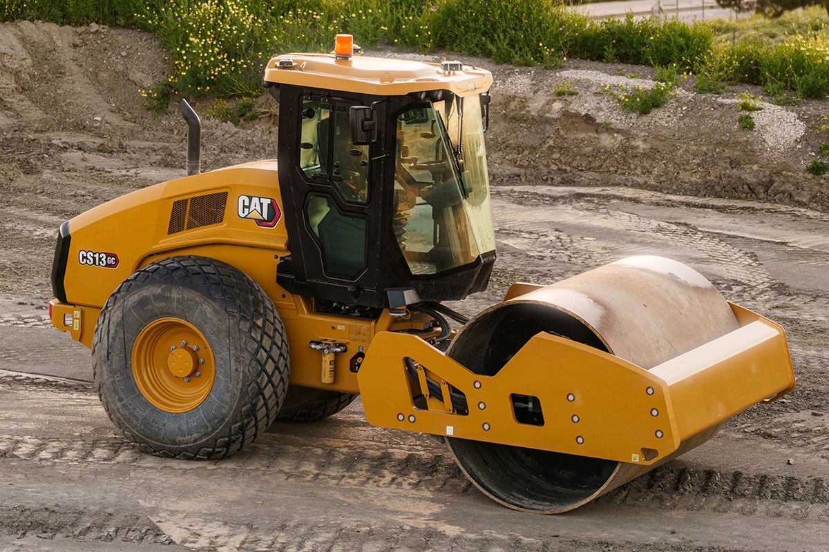 Una toma de un compactador de suelo vibratorio CS13 GC en la tierra