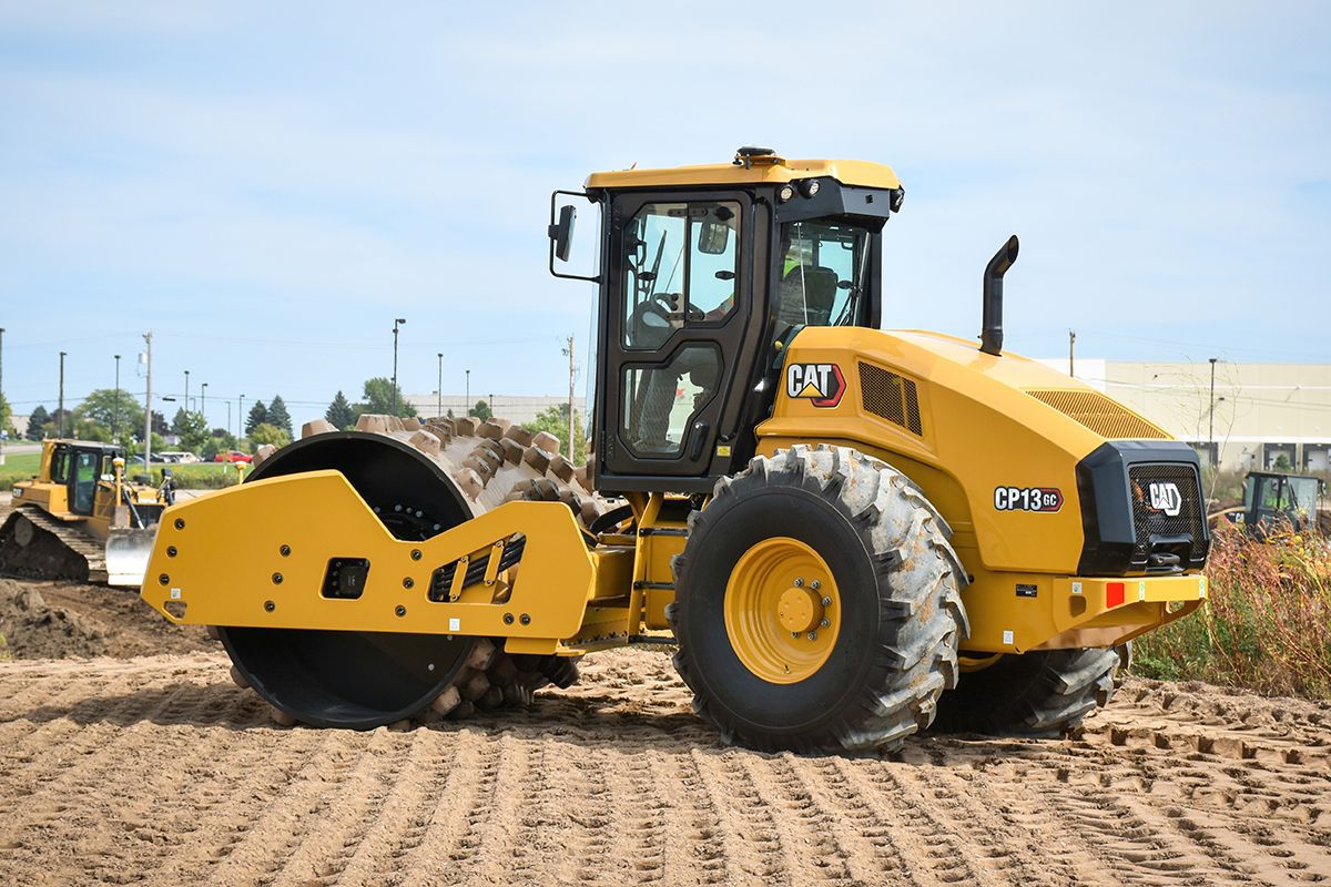 Una foto de un compactador de suelo vibrante