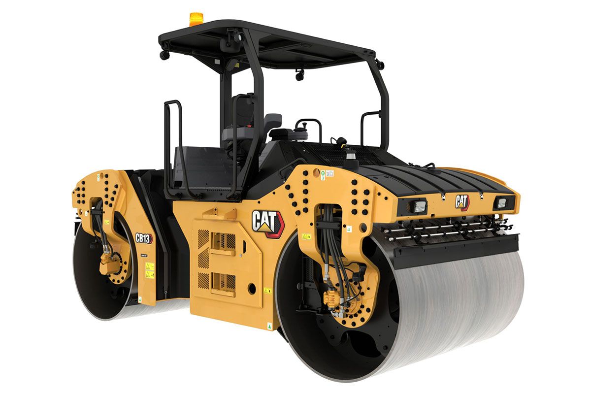 una toma de un compactador de servicios afuera en el desierto