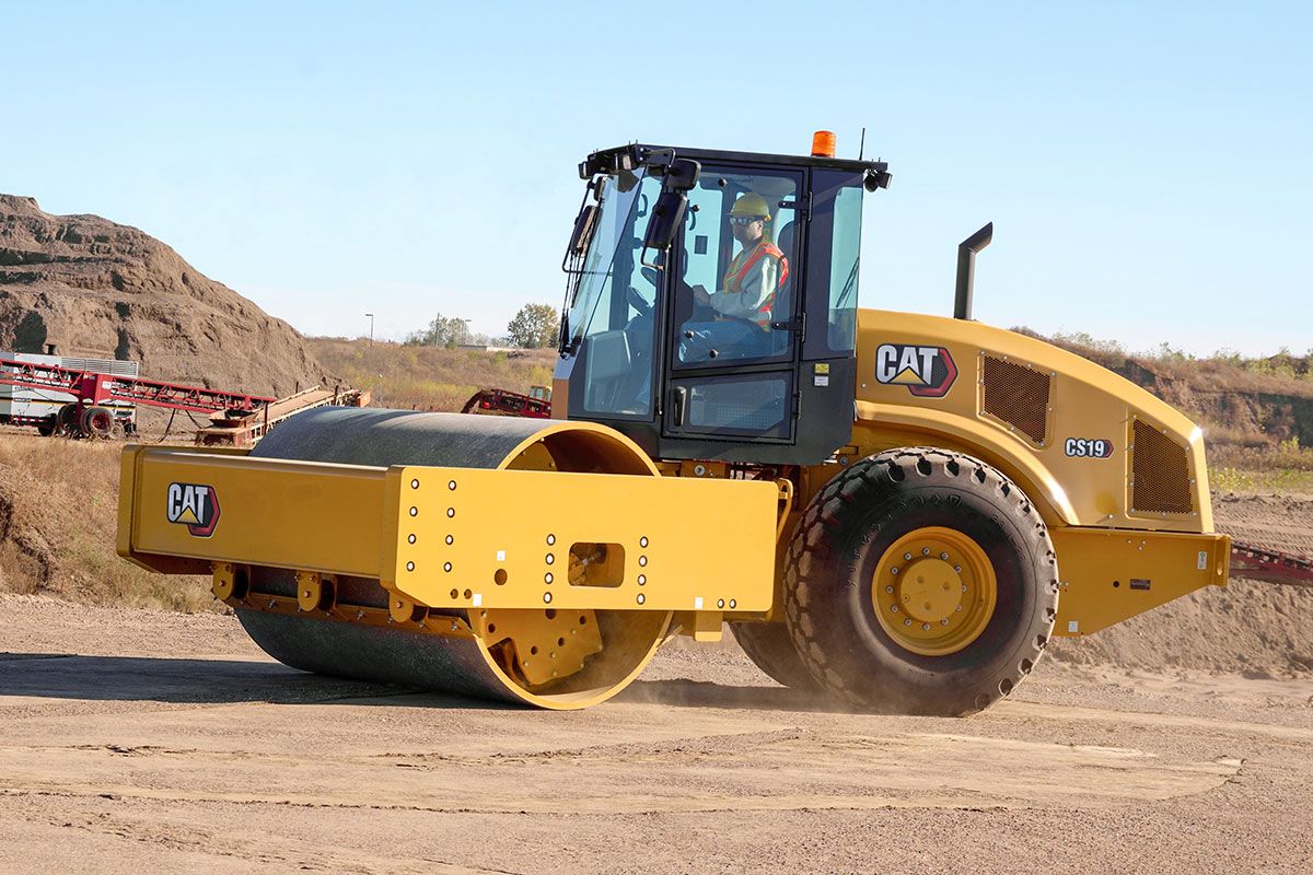 El compactador de suelo vibratorio Cat CS19 en un sitio de construcción en el desierto