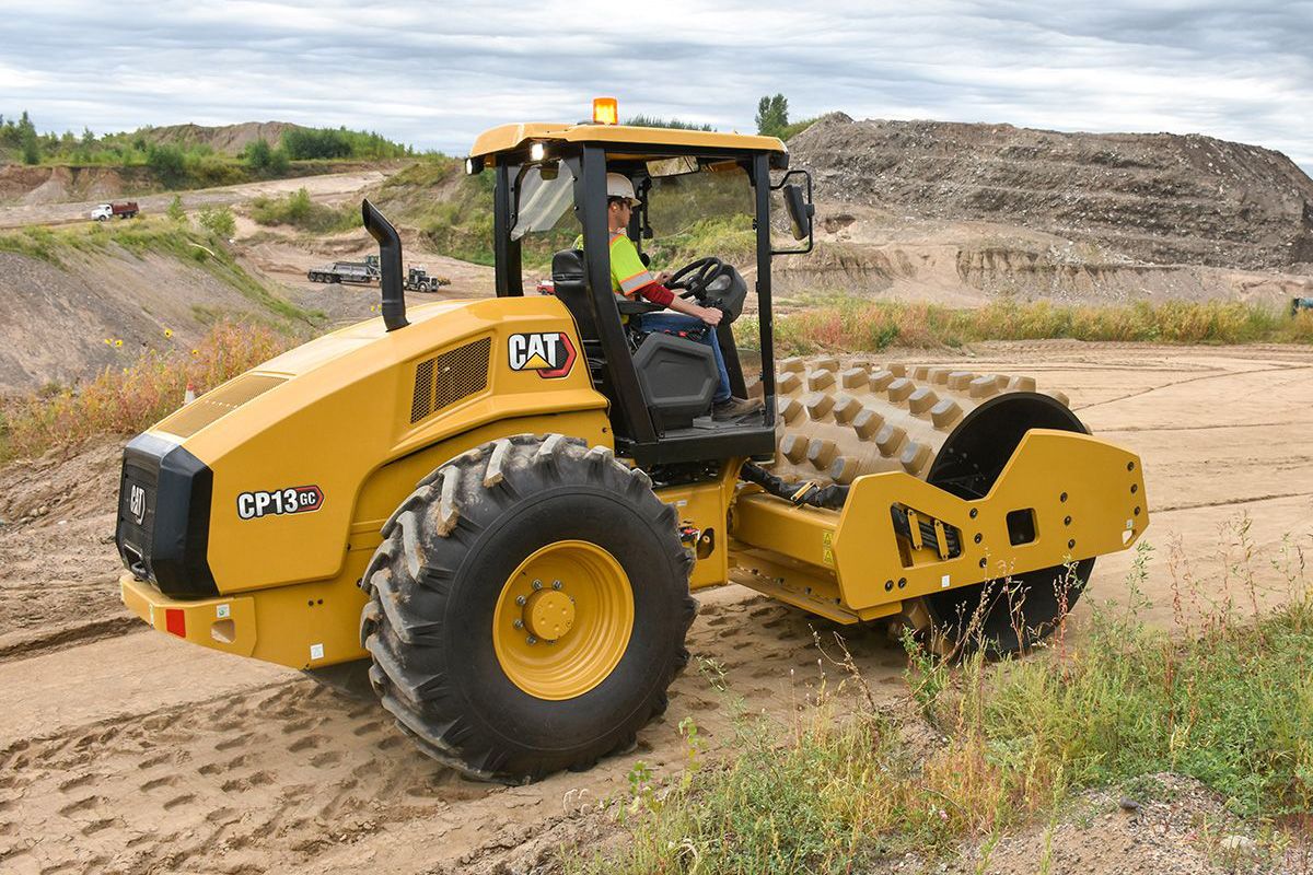 Una toma de un compactador de suelo vibratorio CP13 GC en la tierra