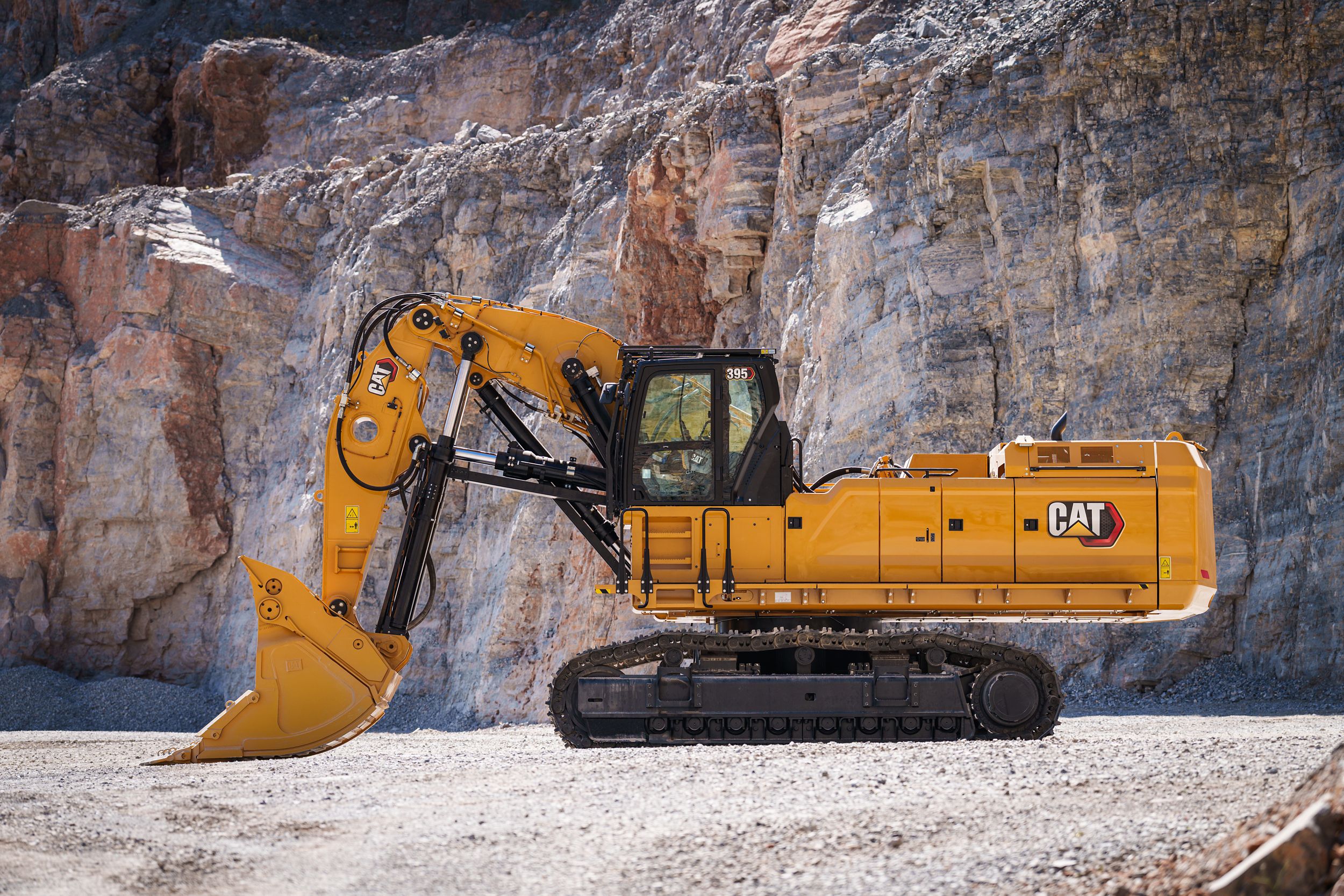 Den banddrivna hydraulgrävmaskinen Cat® 395 med främre skopa tillhandahåller robust gräv- och brytkraft, blixtsnabba lastcykler och solid skopfyllning
