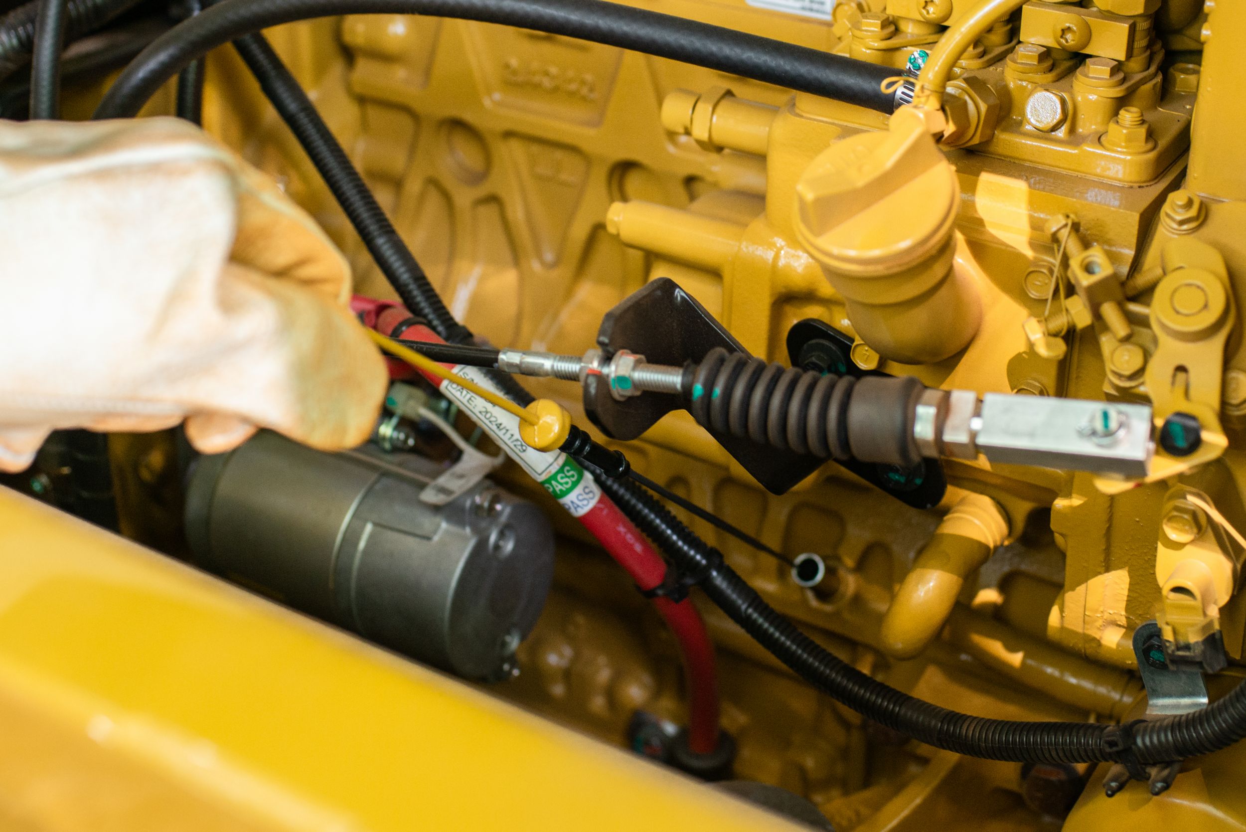 Verificação do nível de óleo em uma miniescavadeira Cat 307