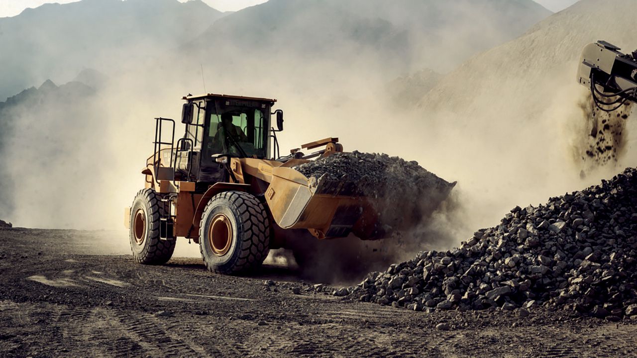 operator di lokasi kerja, salah seorang dari mereka menggunakan kursi roda