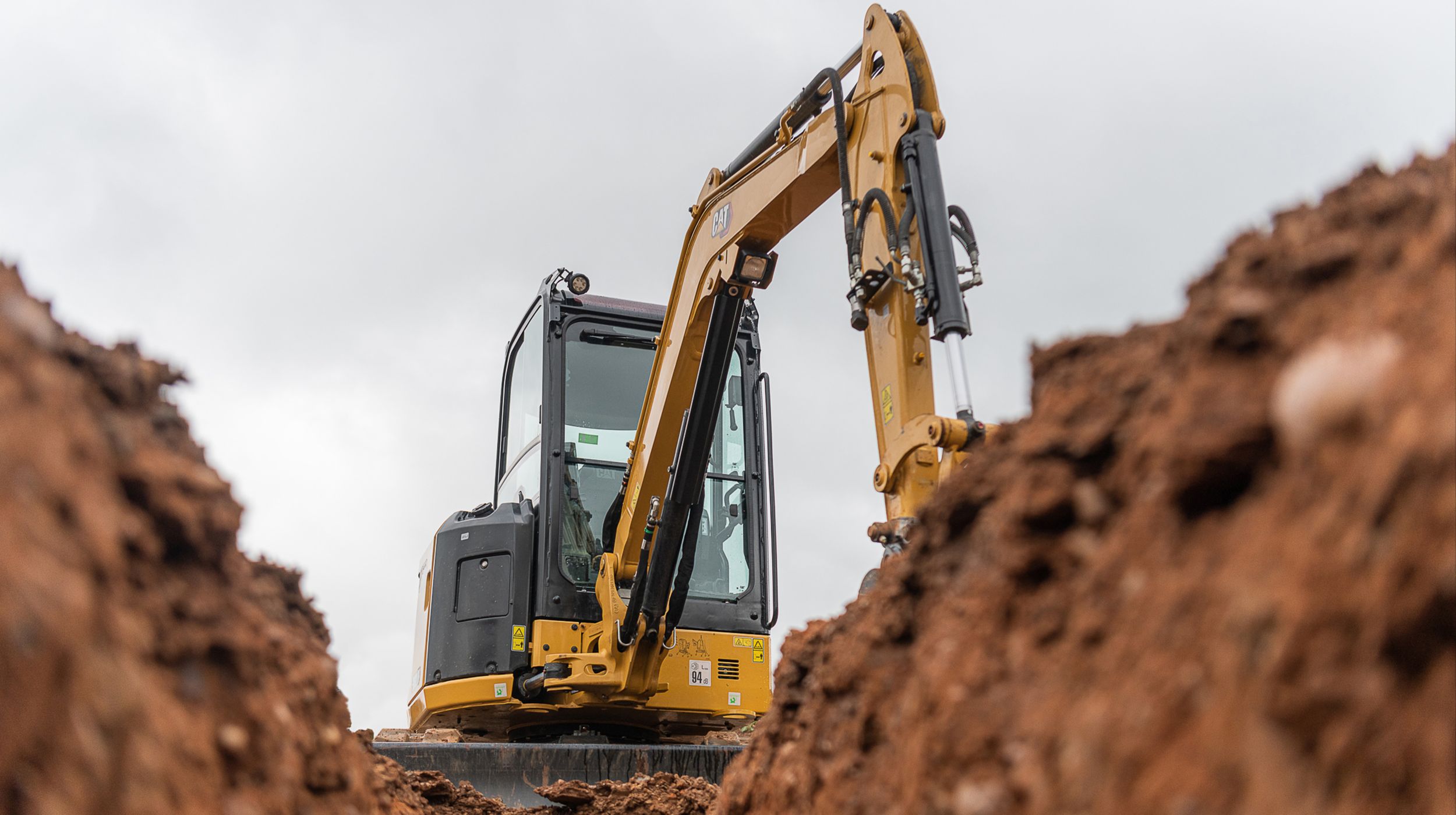 Die neuen Minibagger von Cat können problemlos Hydraulikbrecher für anspruchsvolle Felsarbeiten anheben.