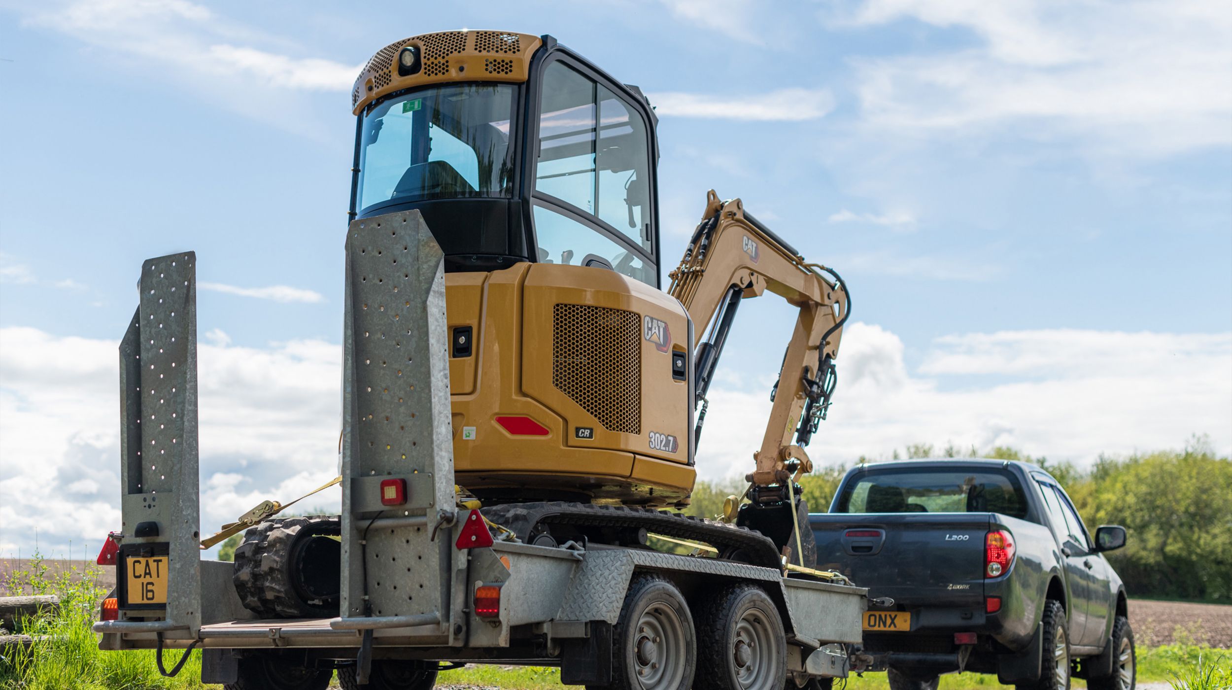 Ein Cat 302.7 kann schnell und einfach auf einen kleinen Anhänger geladen werden, um ihn rasch zum nächsten Einsatzort zu transportieren.