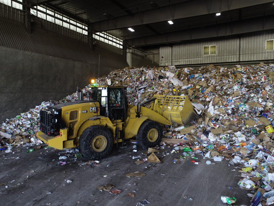 920 wheel loader hauling waste